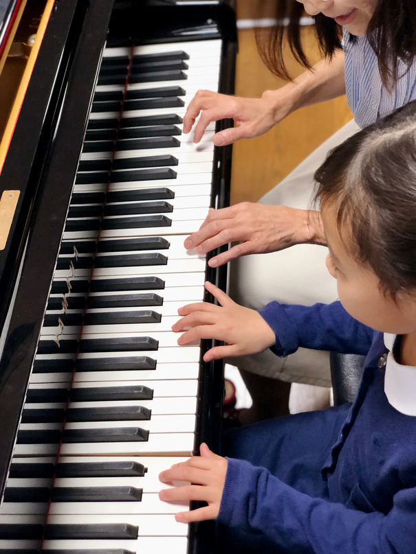 ふるはし音楽教室のピアノレッスンの様子。